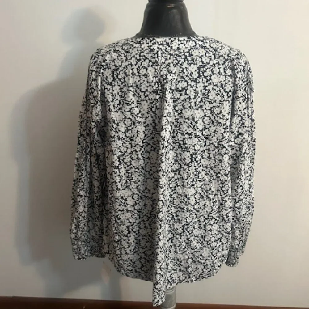 Lane Bryant Cotton Black/White Floral split neck 1/2 button blouse, size 14